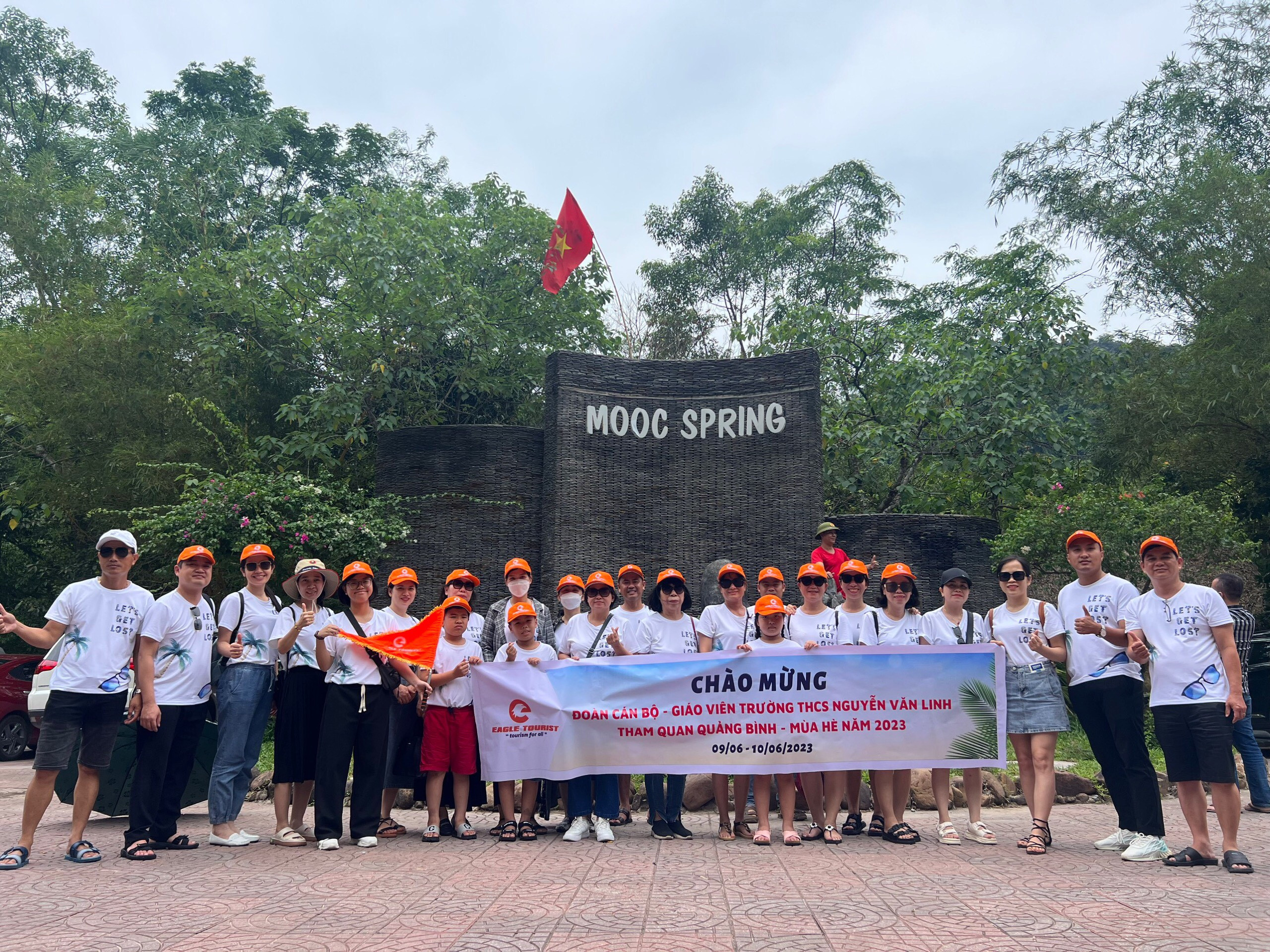 Đoàn Trường THCS Nguyễn Văn Linh trong tour du lịch "Huế - Suối Mooc Quảng Bình - Huế" (2 ngày 1 đêm)
